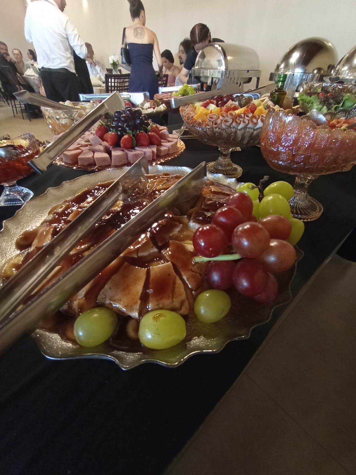 Mesa de antepastos e queijos